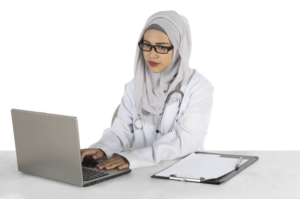 Young muslim doctor using laptop - Valokuva, kuva