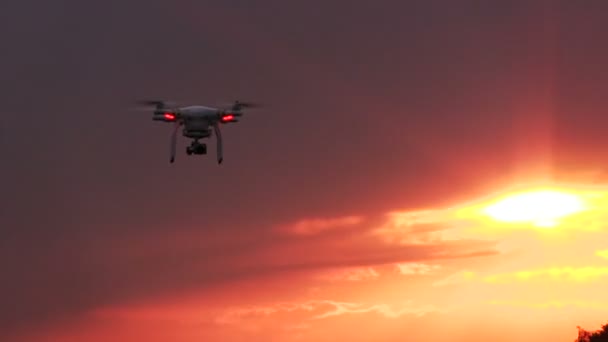 Latanie drone przed zachód słońca niebo czerwony. Nowoczesne technologie i Natura - Materiał filmowy, wideo