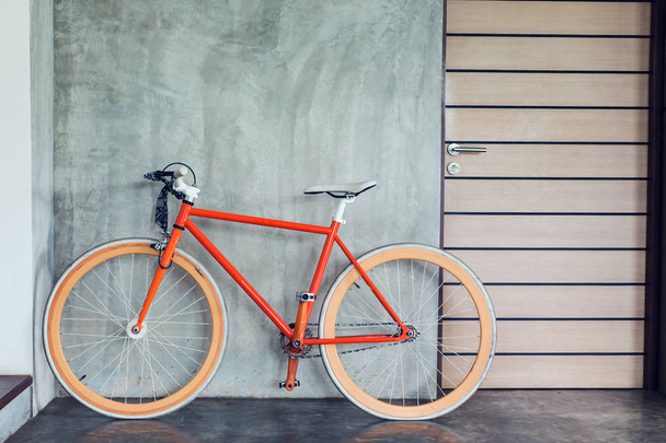 oranje fiets geparkeerd versieren interieur woonkamer moderne stijl - Foto, afbeelding