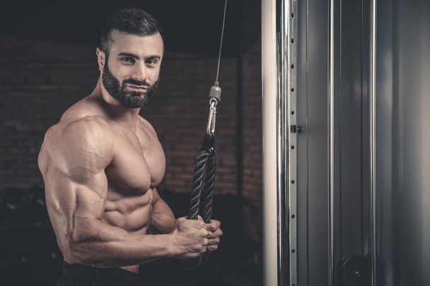 Brutal caucasian handsome fitness men on diet training triceps g - Foto, Bild