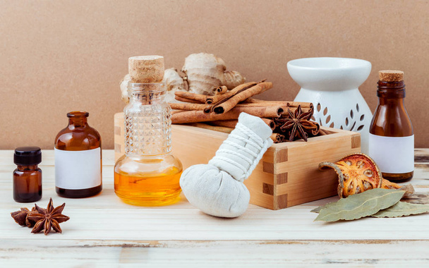Bouteille d'huile essentielle pour massage ayurvédique avec bâton de cannelle
 - Photo, image