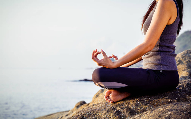 Жінка медитує в позі йоги на тропічному пляжі. Фемаль
 - Фото, зображення