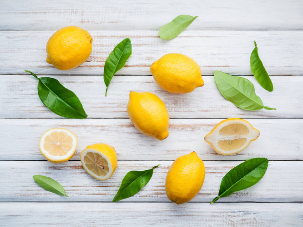 Свіжі лимони та лимони на дерев'яному фоні. Фрі
 - Фото, зображення