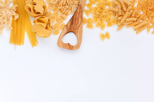 Concept d'aliments italiens et conception de menu. Différents types de pâtes loin
 - Photo, image