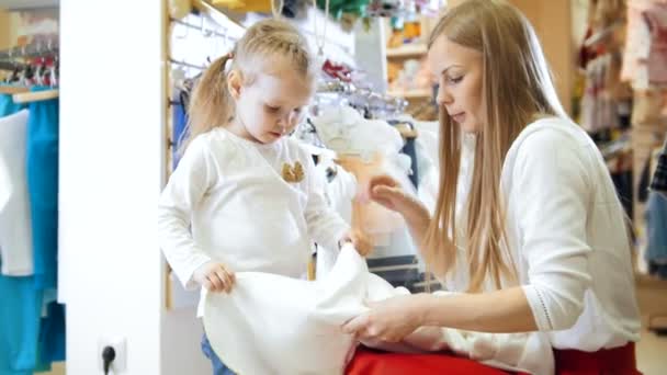 Κοριτσάκι τη μητέρα της στο κατάστημα για τα παιδιά - Πλάνα, βίντεο