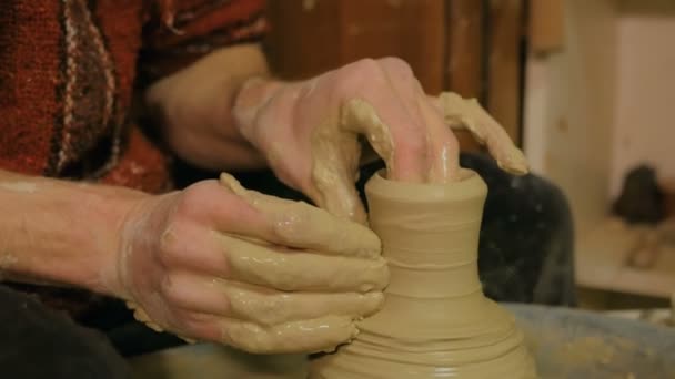 Professionele mannelijke pottenbakker aan het werk in workshop - Video