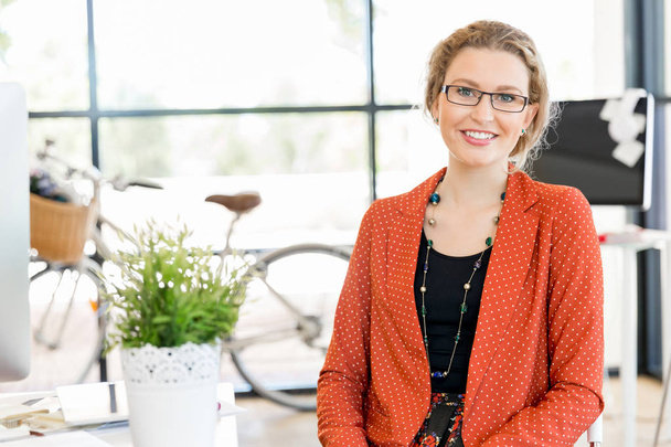 Young woman in office - Foto, Bild