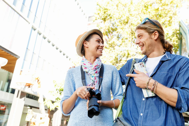 Smiling couple with the camera - Fotoğraf, Görsel