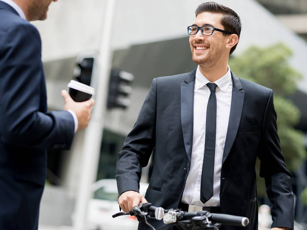 Young businessmen with a bike - Foto, afbeelding