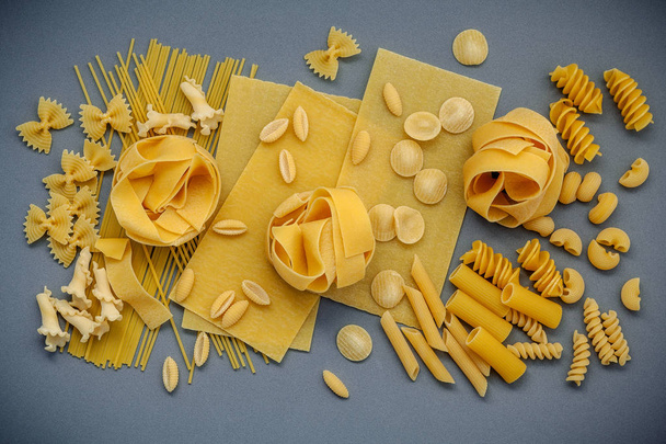  italienisches Nahrungsmittelkonzept und Menüdesign. verschiedene Arten von Pasta  - Foto, Bild