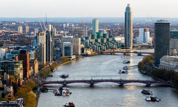 Luchtfoto van de skyline van Londen en de rivier Thames, Verenigd Koninkrijk - Foto, afbeelding