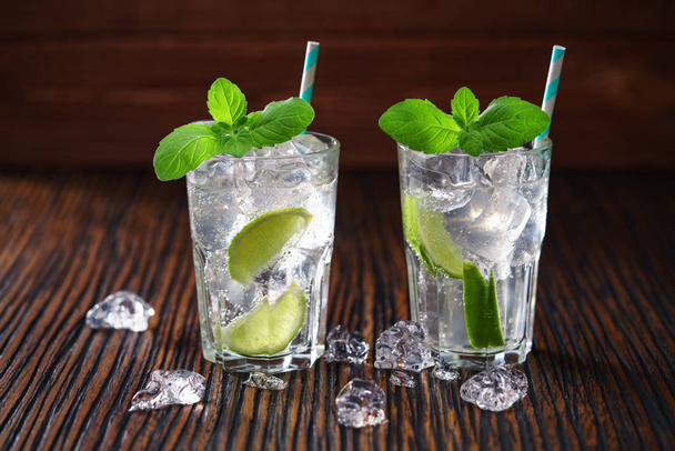 Glasses with non-alcoholic mojito cocktail - Фото, зображення