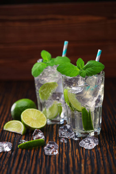 two glasses with  non-alcoholic mojito cocktail  served with lim - Foto, Imagem