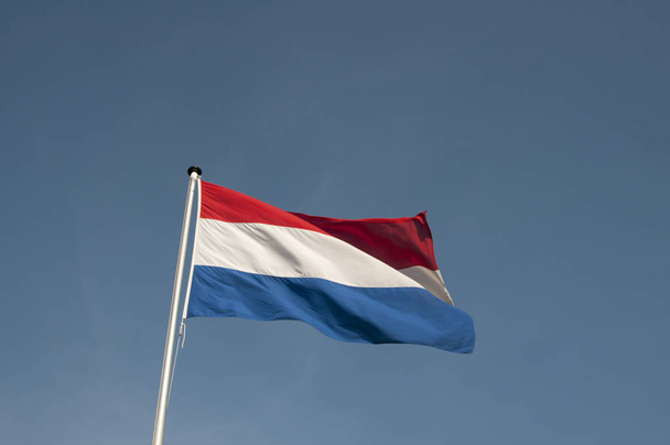 A holland vörös-fehér zászló fúj a szélben - Fotó, kép