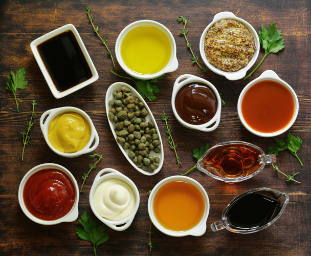 Différents types de sauces et d'huiles dans des bols, vue sur le dessus
 - Photo, image