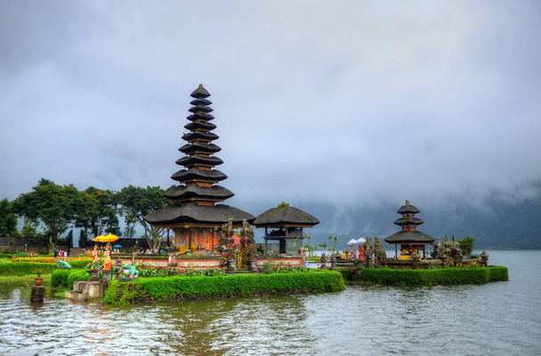 Pura ulun danu bratan, hinduskiej świątyni na bratan jeziora, bali, Indonezja - Zdjęcie, obraz
