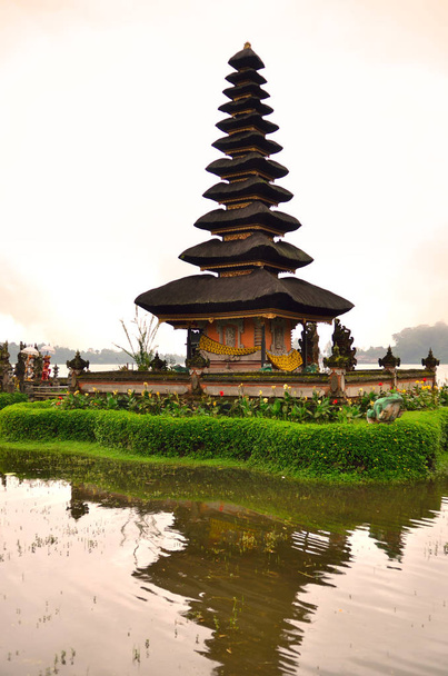 プラ ウルン ・ ダヌ ・ ブラタン、ブラタン湖、バリ、インドネシアのヒンズー教の寺院 - 写真・画像