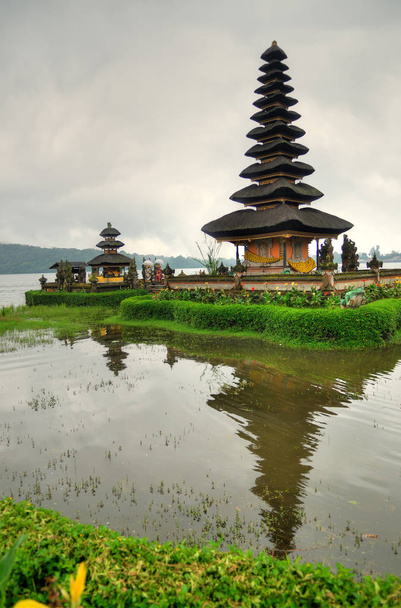 Pura фоні тропічних пейзажів поблизу danu bratan, індуїстський храм на bratan озеро, Балі, Індонезія - Фото, зображення