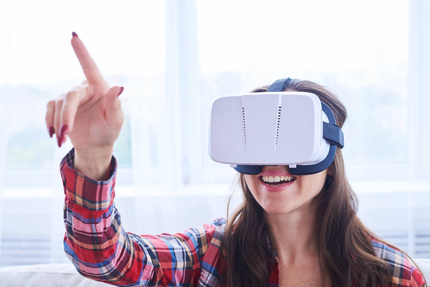 Великолепная леди смотрит в очки виртуальной реальности
 - Фото, изображение