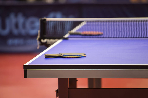 Table de ping-pong avec raquette
 - Photo, image