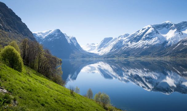 ノルウェーのフィヨルドのパノラマ - 写真・画像