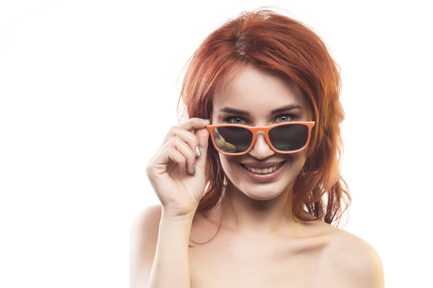 the redhead girl in sunglasses type 5 - Foto, imagen