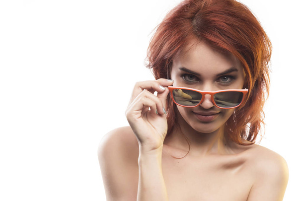 the redhead girl in sunglasses type 5 - Zdjęcie, obraz
