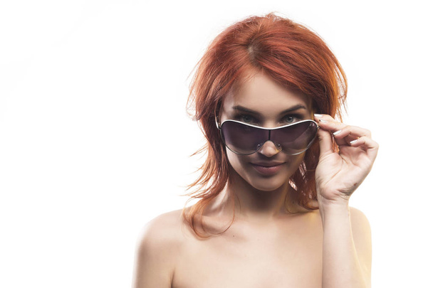 the redhead girl in sunglasses type 6 - Zdjęcie, obraz