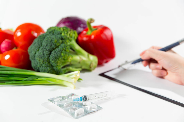 野菜ダイエットの栄養や薬物のコンセプト - 写真・画像