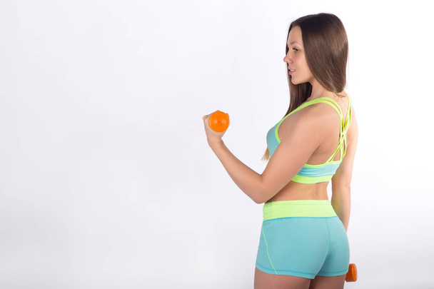 Mujer fitness, entrenamientos activos con pesas
 - Foto, Imagen