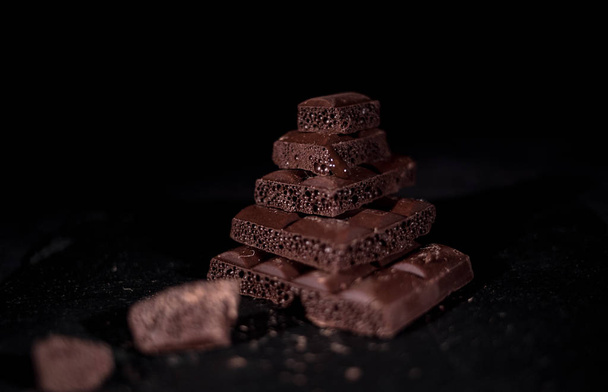 Stos porów czarnej czekolady  - Zdjęcie, obraz
