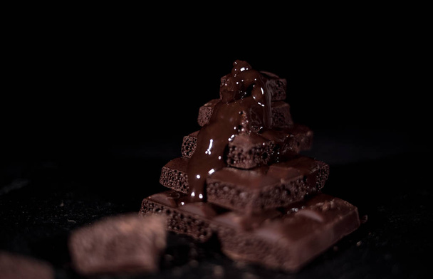 Pila de chocolate de poro negro
  - Foto, imagen