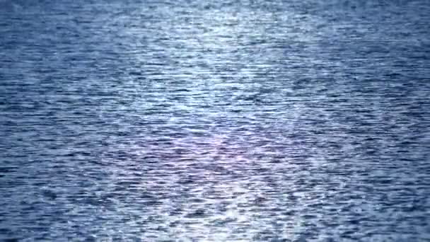 Σκούρο μπλε του νερού επιφάνειας με κυματισμούς και την πορεία του ήλιου - Πλάνα, βίντεο