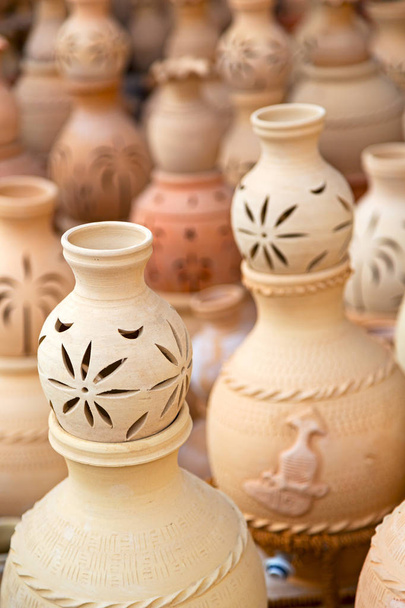 на рынке старой керамики продают производство
  - Фото, изображение