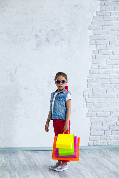 Happy afro girl with shopping bags - Zdjęcie, obraz