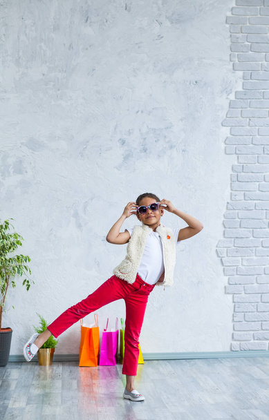 Happy afro girl with shopping bags - Valokuva, kuva