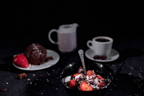 Café avec muffin sur fond noir
 - Photo, image