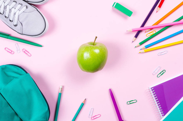 Schulschreibwaren auf rosa Hintergrund mit Copyspace - Foto, Bild