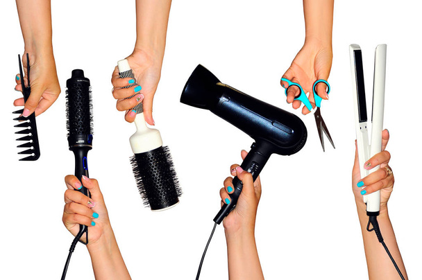 Herramientas para peinar el cabello sosteniendo las manos aisladas sobre fondo blanco
 - Foto, Imagen