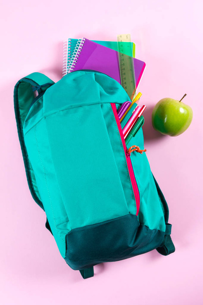 Okul Kırtasiye ile pembe arka plan sırt çantası - Fotoğraf, Görsel