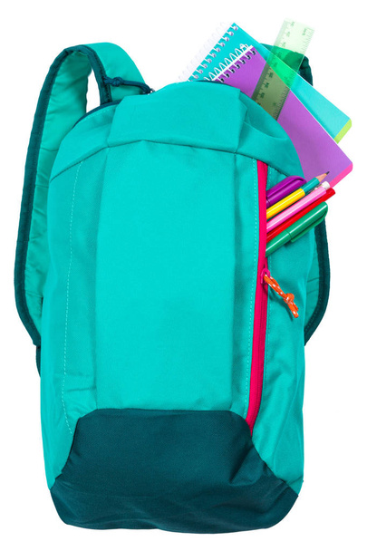 Beyaz arkaplan üzerinde okul kırtasiyesi olan sırt çantası - Fotoğraf, Görsel