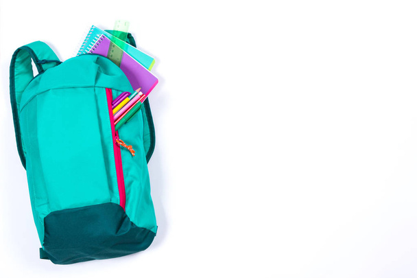 Рюкзак зі шкільними канцелярськими приладдям на білому тлі
 - Фото, зображення