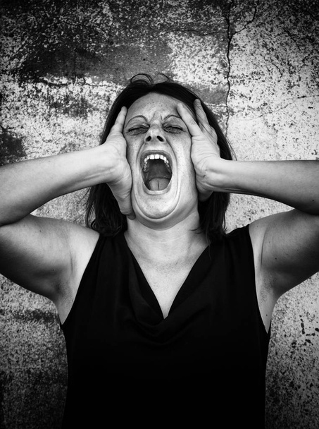mulher histérica gritando
 - Foto, Imagem