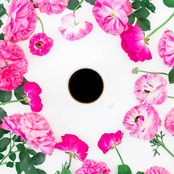 rózsaszín virágok és csésze fekete kávé  - Fotó, kép