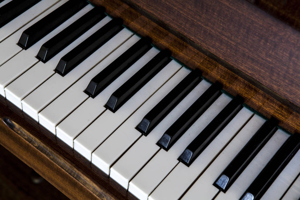 Piano toetsen in piano instrument - Foto, afbeelding