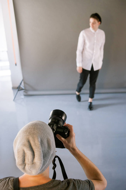 Photographer and model during studio session - Фото, зображення
