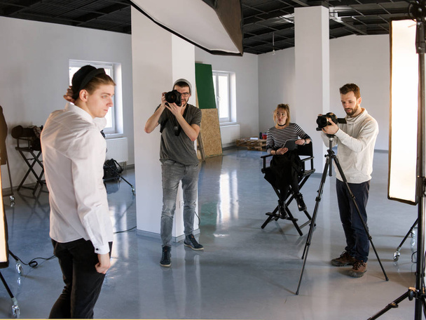 Creatieve team schieten in studio - Foto, afbeelding