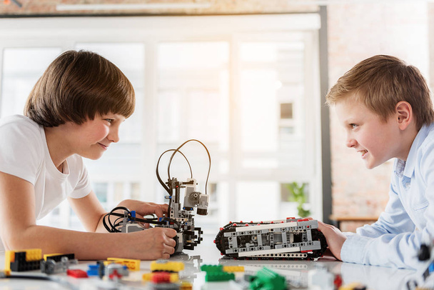 Cheerful male children playing with robotics - Foto, immagini