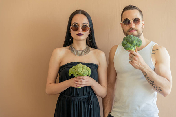 Guy and girl with broccoli - Fotoğraf, Görsel