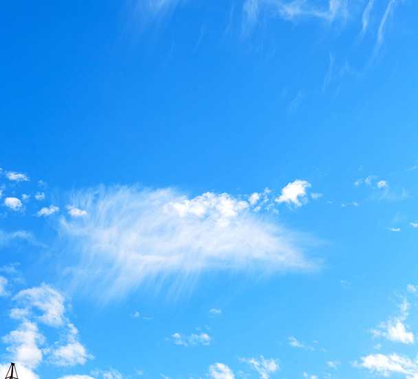 en Oman el cielo nublado esponjoso y el espacio vacío
 - Foto, imagen